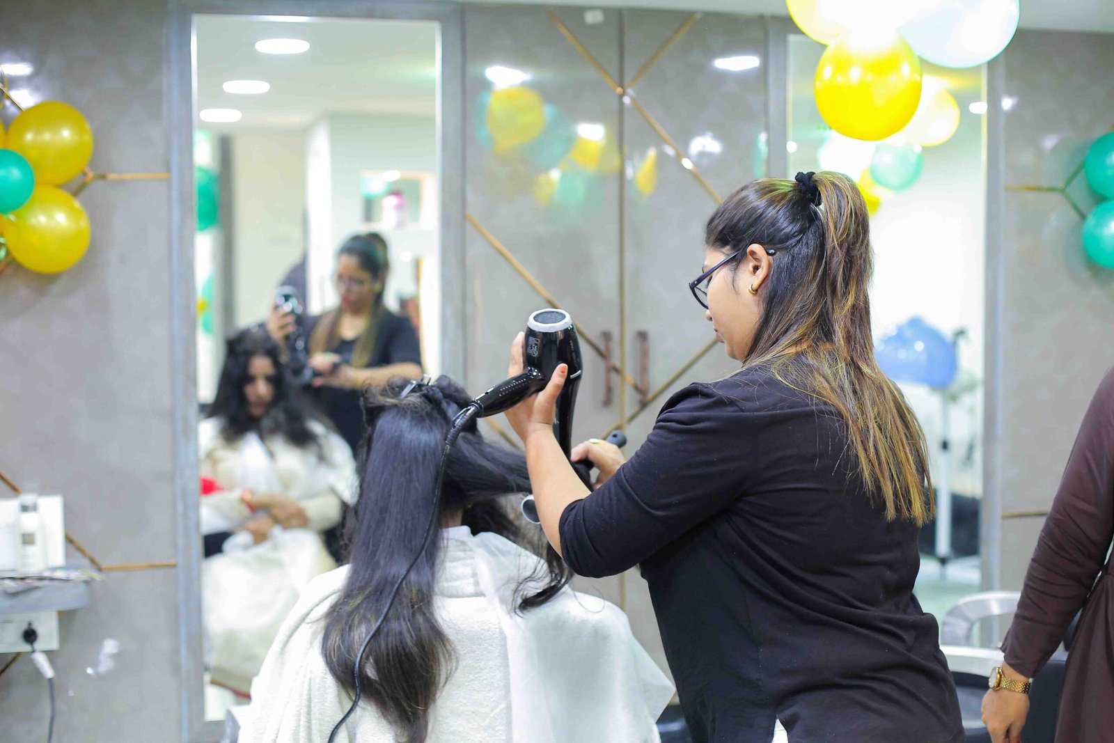 Top Hair Salon Best Luxury Beauty Salon Parlour Hair Spa Services Park Street Kolkata Salon 85 7326